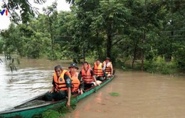 Cứu hộ người dân Campuchia bị ảnh hưởng bởi mưa lũ