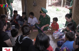 BĐBP Quảng Bình tặng quà Trung thu cho trẻ em vùng lũ