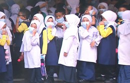 Malaysia: Học sinh đeo khẩu trang trong lớp để hạn chế khói bụi
