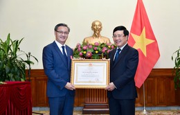 Trao Huân chương Lao động hạng Nhất cho Đại sứ Lào tại Việt Nam