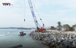 Gấp rút thi công kè chống sạt lở bờ biển Khê Tân, Quảng Ngãi