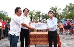 Đoàn đua xe đạp quốc tế VTV Cúp Tôn Hoa Sen 2019 quyên góp ủng hộ nhân dân Hà Tĩnh