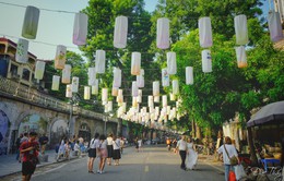 Check-in phố đèn lồng Phùng Hưng
