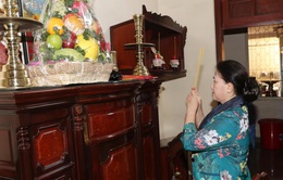 Chủ tịch Quốc hội Nguyễn Thị Kim Ngân dâng hương các cố lãnh đạo