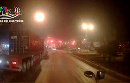 Không giảm tốc độ khi gặp đèn đỏ, xe container tông đuôi xe tải