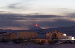 Núi lửa ở Alaska, Mỹ phun tro bụi ảnh hưởng hàng không