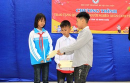 Cậu bé 9 tuổi dành tiền mừng tuổi giúp học sinh mồ côi ăn Tết