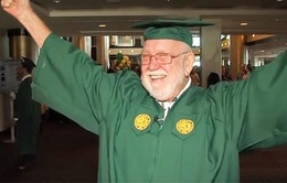 Cụ ông 81 tuổi quay trở lại học đại học sau 50 năm dang dở