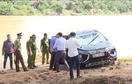Trục vớt xe ô tô lao xuống sông khiến 3 người tử vong