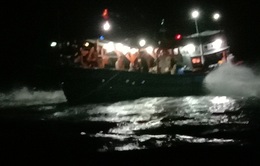 Xuyên đêm giải cứu tàu cá bị mắc cạn khi vào tránh trú bão số 8