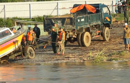 Giải cứu gần 20 công nhân mắc kẹt giữa dòng sông Trà Khúc