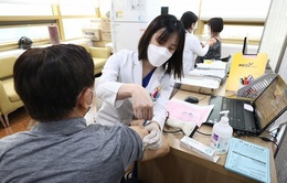 Quan chức y tế Hàn Quốc đi tiêm phòng cúm dù đã ghi nhận hơn 70 ca tử vong