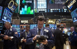 Dow Jones tăng gần 500 điểm sau thông báo xuất viện của ông Trump