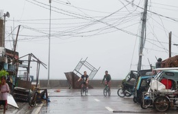 Siêu bão Goni đổ bộ Philippines mang theo gió mạnh dữ dội và mưa cực lớn, gây lở đất