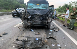 Một người tử vong trong vụ tai nạn xe limousine tông container