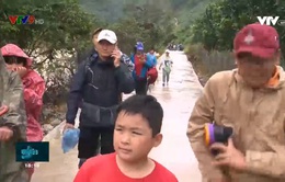 Cứu hộ  an toàn đoàn du khách mắc kẹt ở núi Tà Giang