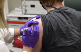 Hai tình nguyện viên có phản ứng phụ sau tiêm vaccine COVID-19 tại Anh