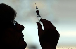 Ba Lan điều tra bê bối "cướp lượt" tiêm vaccine COVID-19