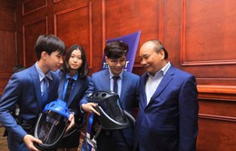 Thủ tướng biểu dương nhóm học sinh Việt sáng chế Mũ cách ly di động Vihelm phòng chống COVID-19