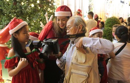 Người dân TP Hồ Chí Minh "lên đồ" đón Giáng sinh trong tiết trời se lạnh