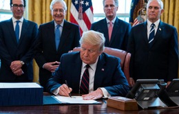 Tổng thống Trump ký dự luật chi tiêu và viện trợ kinh tế do đại dịch