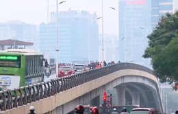 Cấm lên cầu vượt Láng - Lê Văn Lương, xe máy vẫn vô tư vi phạm