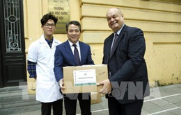 Đại học Dược Hà Nội tặng dung dịch rửa tay khô phòng virus Corona