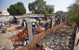 Ấn Độ xây tường giấu khu ổ chuột trước ngày tiếp đón Tổng thống Mỹ
