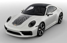 Tốn hơn 8.000 USD để in dấu vân tay khổng lồ lên nắp ca-pô xe Porsche 911