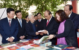 Thủ tướng thăm triển lãm sách kỷ niệm 90 năm thành lập Đảng