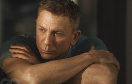 Tạm biệt vai James Bond, Daniel Craig đi xem phim một mình