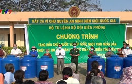 Bộ Tư lệnh Biên phòng tặng thùng chứa nước ngọt cho người dân Bến Tre