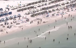 Hàng nghìn người đổ tới bãi biển Mỹ bất chấp đại dịch COVID-19