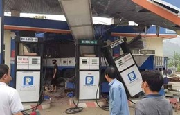 Lai Châu: Xe tải mất lái đâm sập cây xăng, 6 người thương vong
