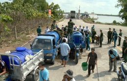Bộ đội đưa nước ngọt hỗ trợ người dân bị hạn mặn ở Bến Tre