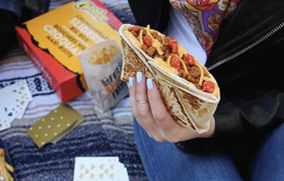 Taco Bell phát miễn phí bánh kẹp thịt bò phô mai cho tất cả người Mỹ