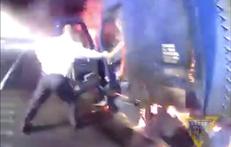 Mỹ: Cảnh sát nỗ lực cứu nạn nhân ra khỏi ô tô tải đang bốc cháy