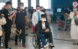 Duy Mạnh và Đình Trọng sang Singapore chữa chấn thương
