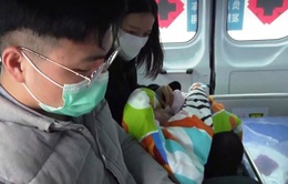 Bé 35 ngày tuổi mắc COVID-19 tại Trung Quốc được xuất viện