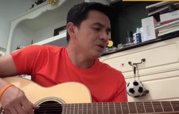Kiatisuk trổ tài đàn và hát tiếng Việt ấn tượng
