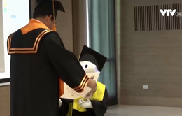 Robot thay sinh viên nhận bằng tốt nghiệp