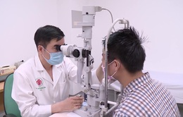 Phẫu thuật giúp bệnh nhân Lào thoát cảnh mù lòa