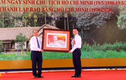 Thủ tướng kí phát hành bộ tem kỉ niệm 130 năm ngày sinh Chủ tịch Hồ Chí Minh