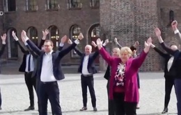 Clip: Thủ tướng Na Uy nhảy múa tập thể trên sóng truyền hình
