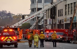Cận cảnh vụ nổ lớn tại Los Angeles khiến 11 lính cứu hỏa bị thương