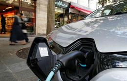 Ngành chế tạo ô tô gặp khó, Pháp kêu gọi người dân mua xe điện