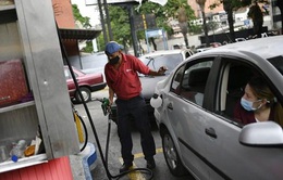 Venezuela xem xét nâng giá xăng dầu