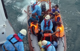 Chìm tàu cá, 13 thuyền viên được cứu sống