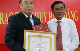 Trao Huy hiệu 55 năm tuổi Đảng tặng ông Nguyễn Văn Chi