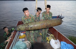 Trục vớt thành công quả bom ở sông Hồng gần cầu Long Biên